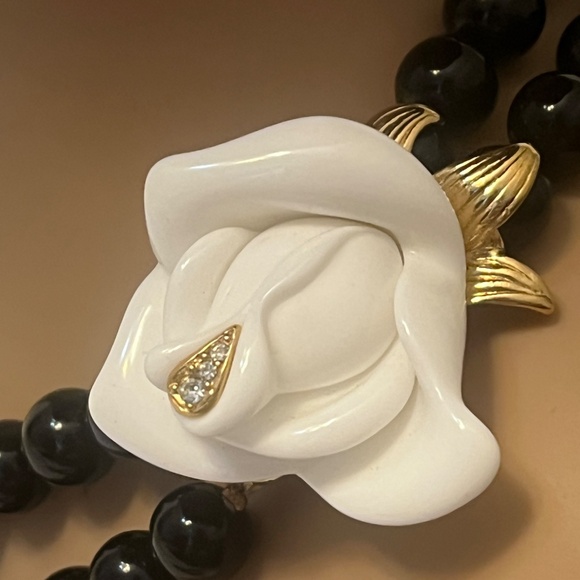 Vintage Kenneth J Lane for Avon Black Beaded Two Strand Necklace White Flower - Picture 8 of 9